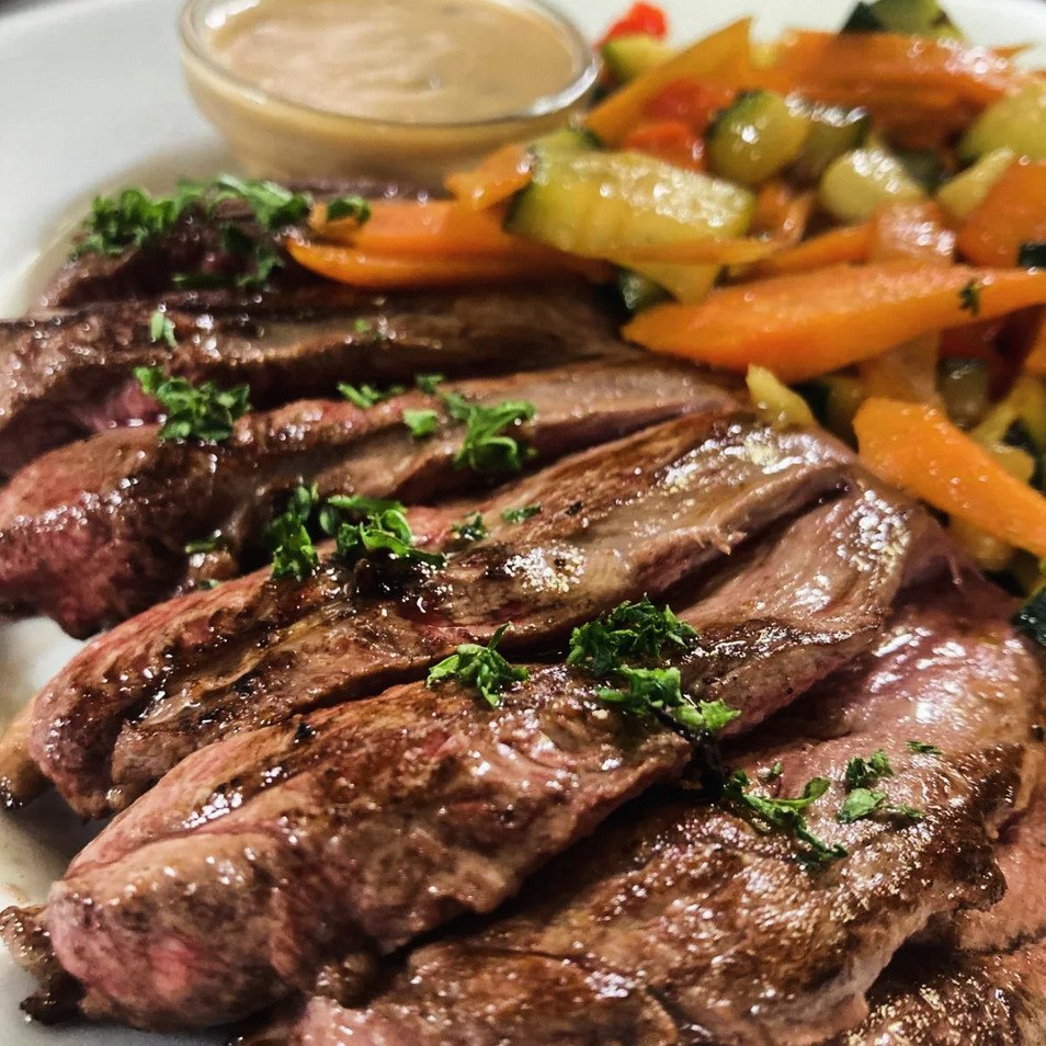 Un magret de canard accompagné de ses petits légumes