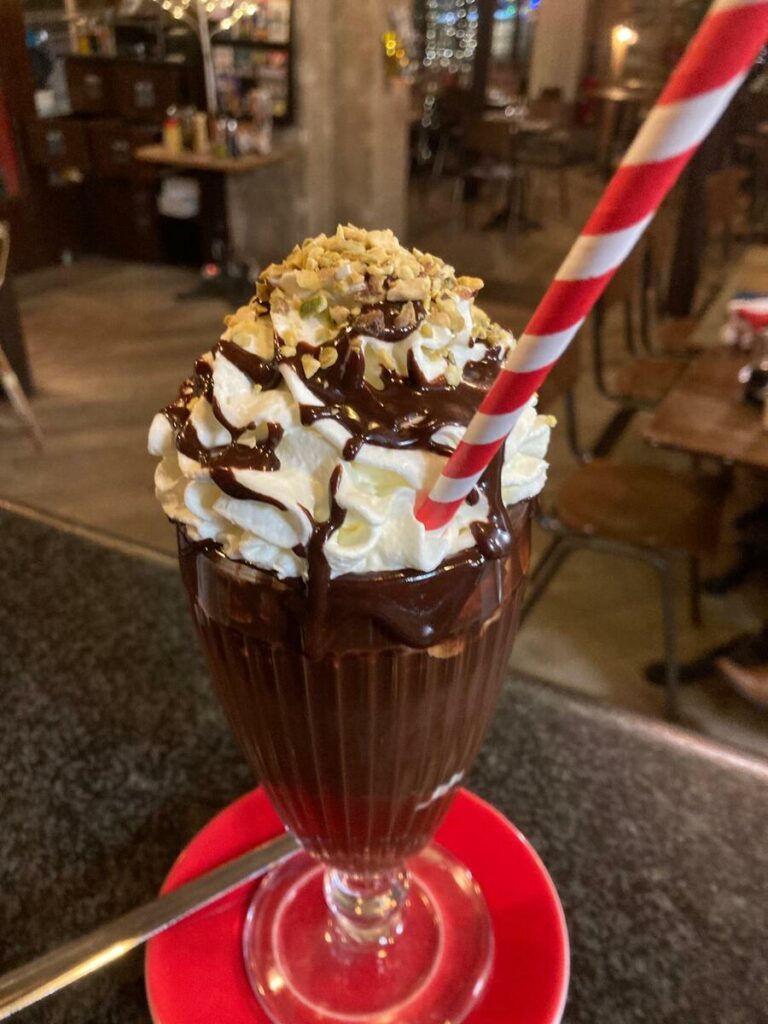 Milkshake pistache sauce chocolat